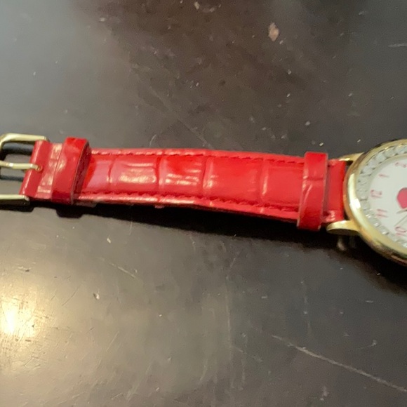 Vintagee Red Hat Society watch, brooch, brooch box and badge or eyeglass holder - Picture 11 of 13